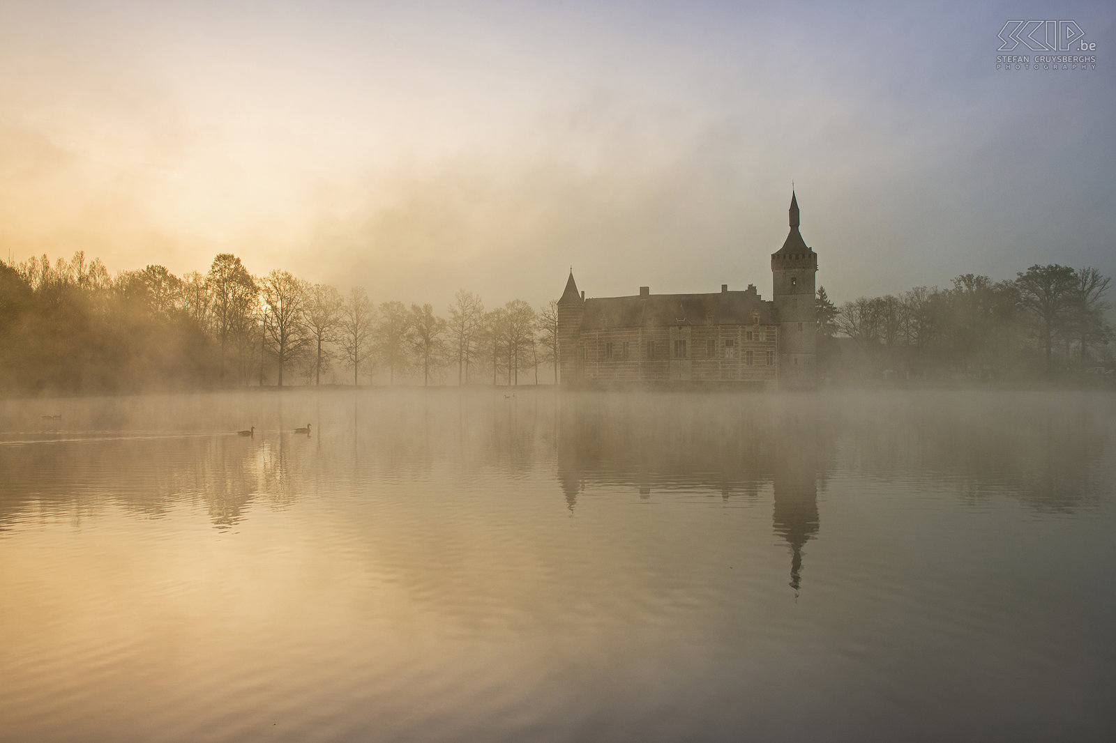 Sint-Pieters-Rode - Ochtendnevel aan de vijver van het kasteel van Horst Het kasteel en de kapel van Horst zijn fotogenieke bezienswaardigheden in de buurt van mijn nieuwe woonplaats . Dus ging ik de voorbije maanden meerdere keren op pad met mijn fotomateriaal, meestal 's avonds en 's nachts of wanneer er bijzondere weersomstandigheden waren. Ik heb geprobeerd om een aantal unieke beelden van deze monumenten te maken die toch verschillen van de vele foto's die al door anderen gemaakt zijn.<br />
<br />
Het kasteel van Horst is gelegen in Sint-Pieters-Rode. Het kasteel werd gebouwd in het midden van de 14e eeuw en is nog steeds heel authentiek. De voormalige woonkamers, gemaakt van baksteen en zandsteen, zijn voornamelijk uit de 16e en 17e eeuw. Stefan Cruysberghs